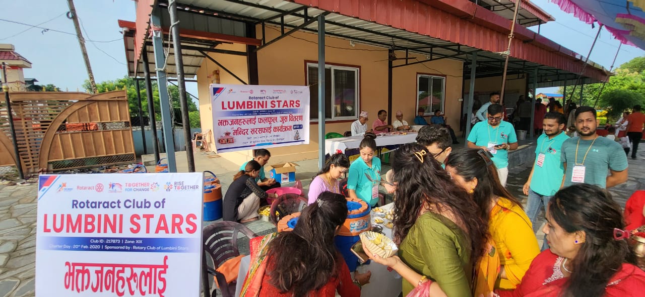 श्रृङ्गेश्वर धाममा पुजा आरधना गर्न आउने भक्तजनका लागि फलफुल जुस वितरण