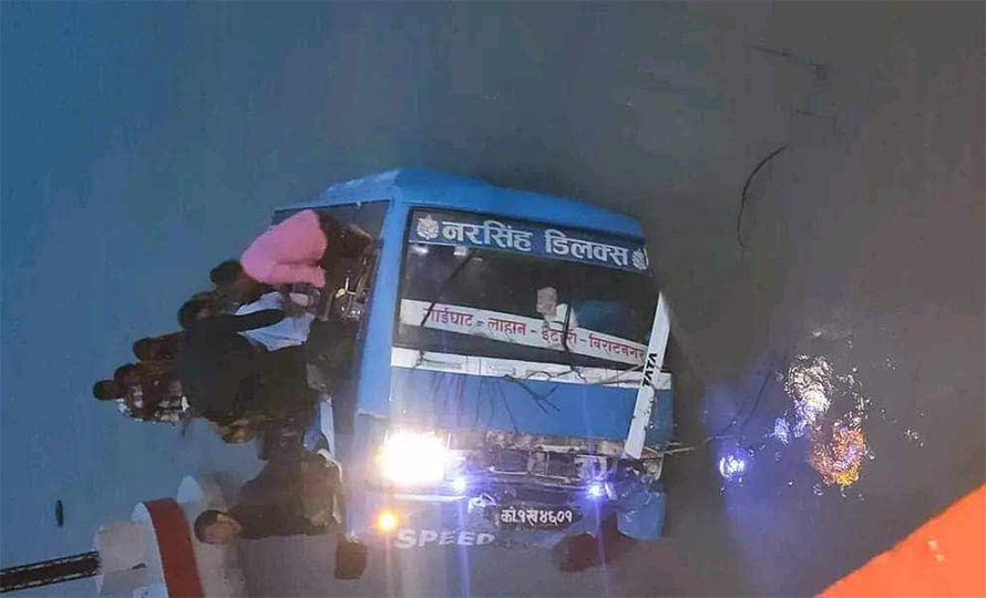 कोशी ब्यारेजबाट खसेको बसका सबै यात्रुको उद्धार