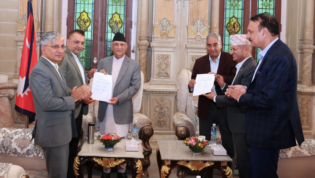 सरकारको न्यूनतम साझा कार्यक्रम सम्बन्धी कार्यदलको प्रतिवेदन ओली र देउबालाई हस्तान्तरण