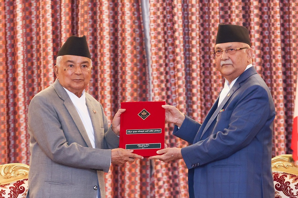 राष्ट्रपतिसमक्ष प्रधानमन्त्रीबाट सुरक्षा परिषद्को प्रतिवेदन पेस