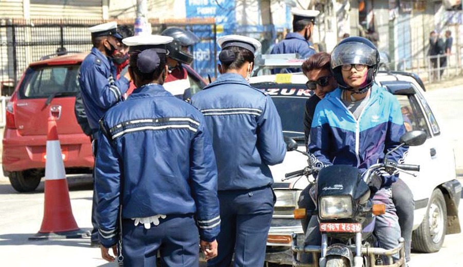 ट्राफिक प्रहरीले कागजी चिट नकाट्ने, नागरिक एपबाटै जरिवाना तिर्नसकिने
