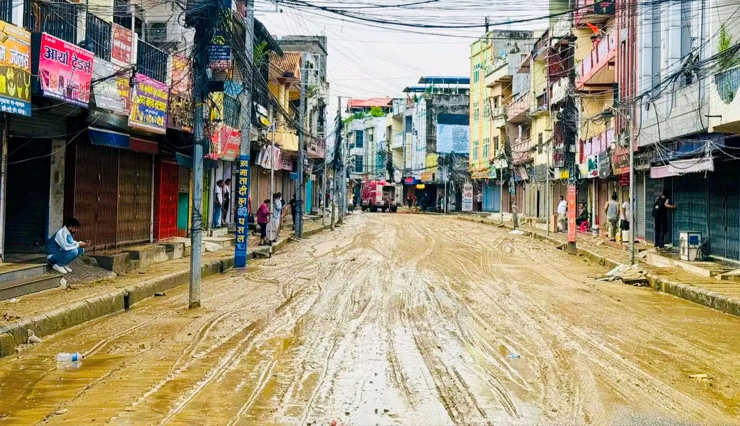 बुटवलको मुख्य बजार क्षेत्र अमरपथमा पस्यो लेदोसहितको भल