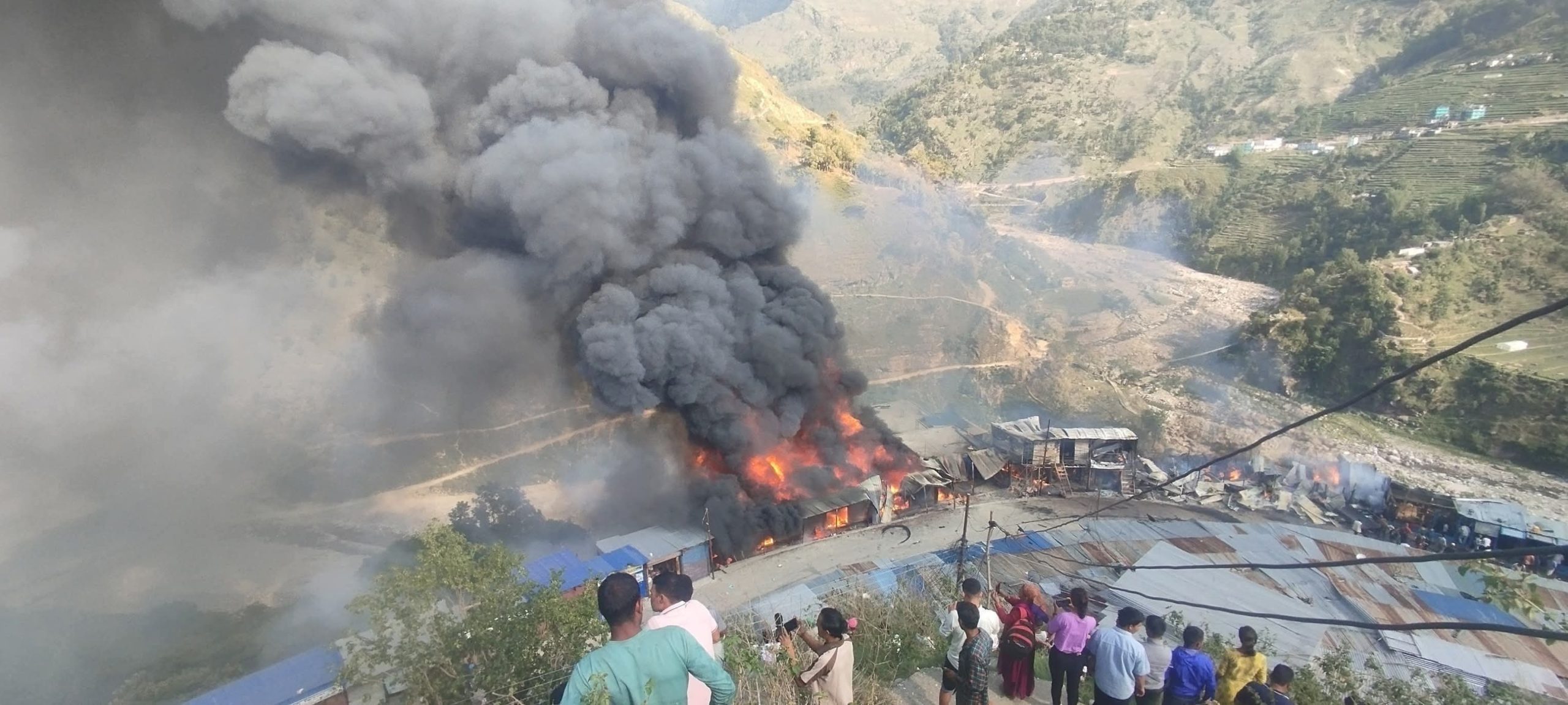 बाजुराको बाम्का बजारमा भिषण आगलागी, ३०/३५ पसल जलेर नष्ट