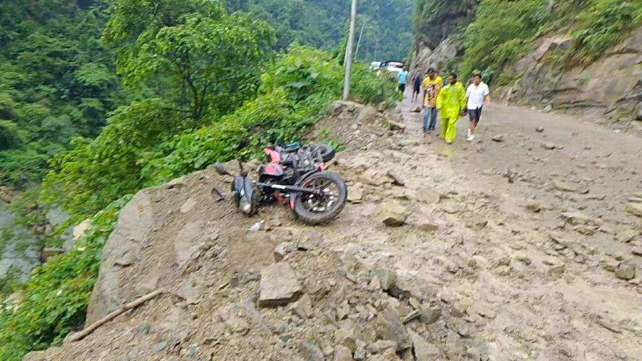 पाल्पाको सिद्धबाबा नजिक पहिरोले मोटरसाइकल च्याप्दा श्रीमानको मृत्यु, श्रीमती घाइते