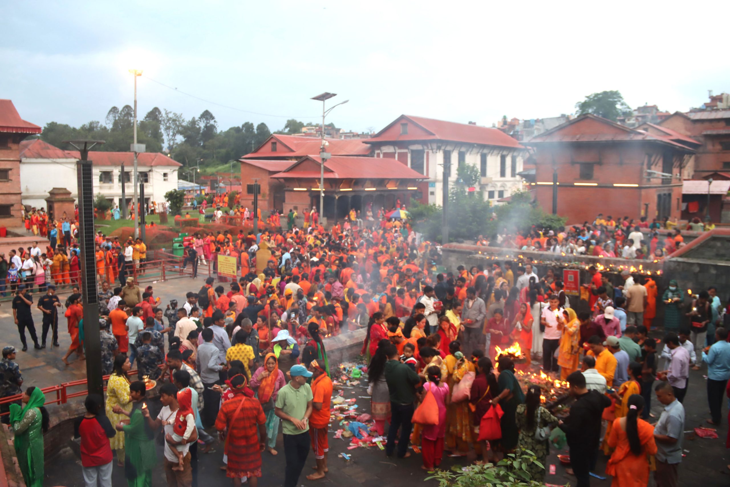 आज साउनको तेस्रो सोमबार, पशुपतिलगायत शिवालयमा भक्तजनको भीड