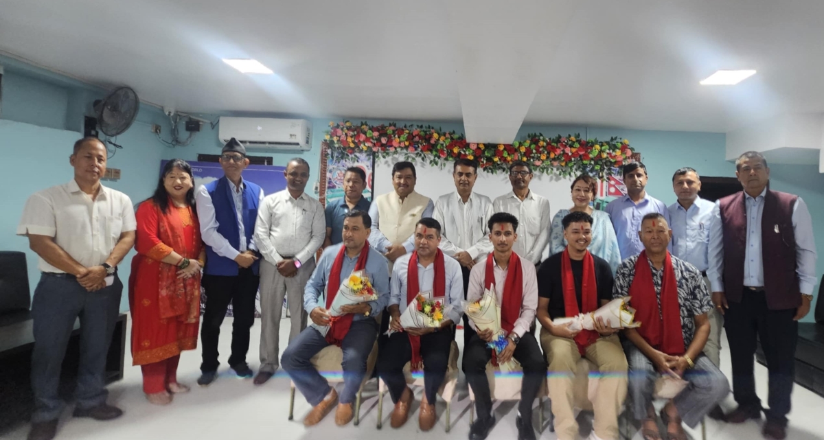 दीप बोर्डिङ कक्षा १२ को परीक्षामा नेपाल प्रथम भएको दाबी गर्दै उत्कृष्ट विद्यार्थीलाई सम्मान