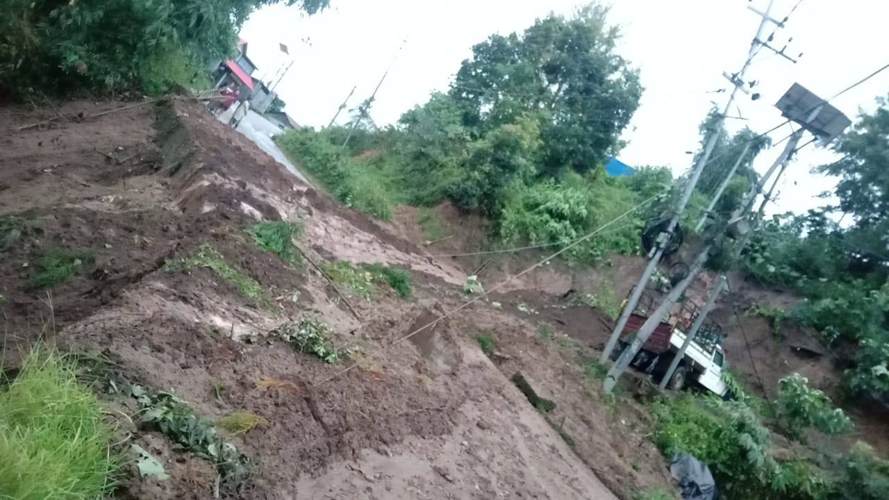 बाढी पहिरो : इलाममा एकै परिवारका ६ जनाको मृत्यु, मृत्यु हुनेको संख्या १८ पुग्यो