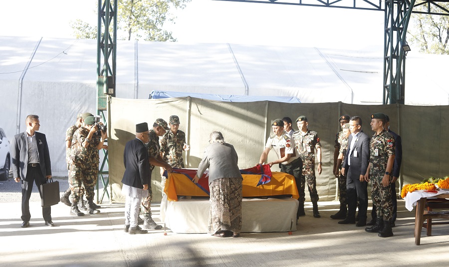विपिन जोशीको पार्थीव शरीरमा राष्ट्रिय झण्डा ओढाएर प्रधानमन्त्रीबाट श्रद्धान्जली अर्पण